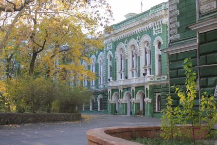 Вид дворика, здания НИИ физики и химического факультета ОНУ с улицы Щепкина